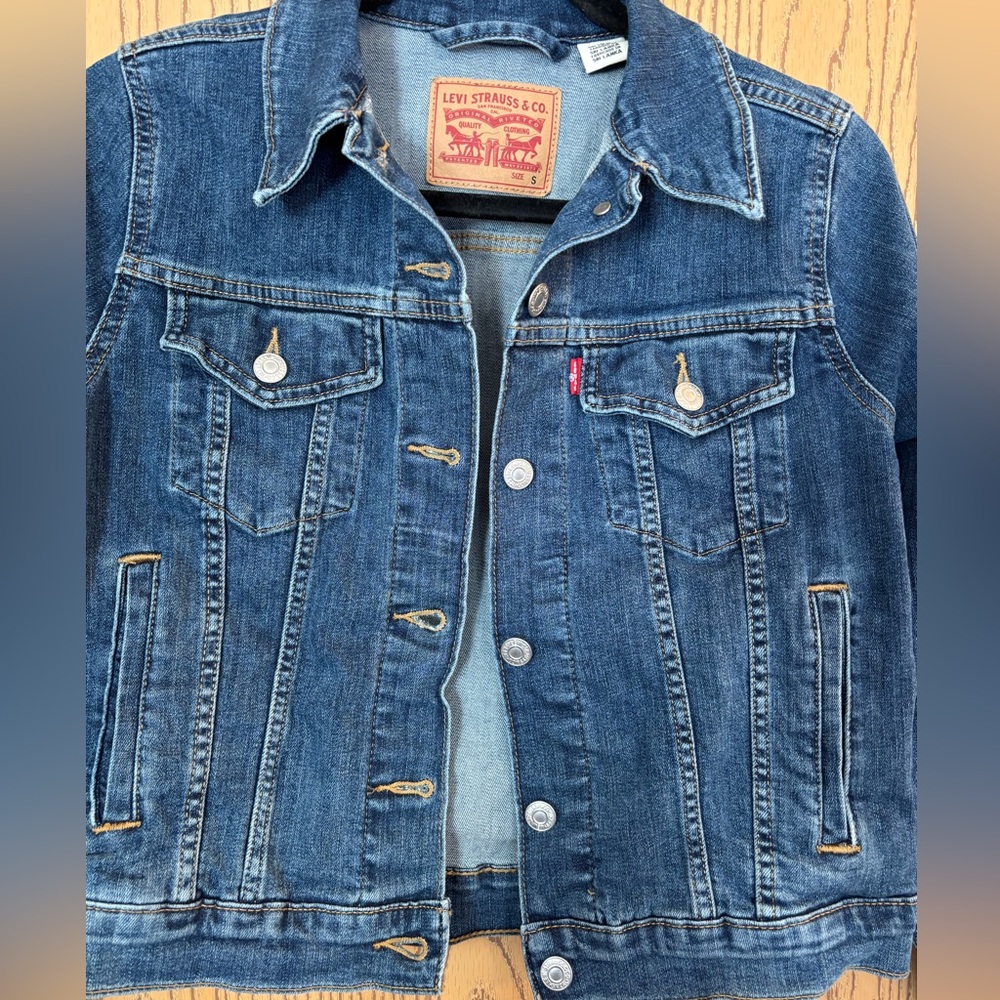 Levi's Women's Trucker Denim Jacket medium wash. - Picture 2 of 9